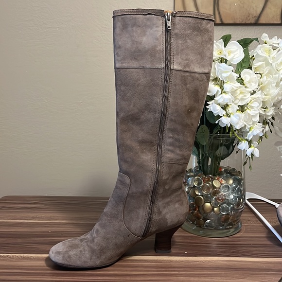 Naya, Anthropologie Dalia gray suede boots with button detail on top. - Picture 4 of 16